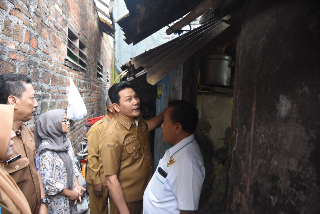 RLTH - Bupati Sidoarjo Subandi menyusuri gang-gang permukiman warga miskin dan terhenti persis di depan dinding-dinding rumah usang yang menyangga masa depan ketiga keluarga kurang mampu di Kecamatan Sedati, Sidoarjo, Senin (24/08/2026).