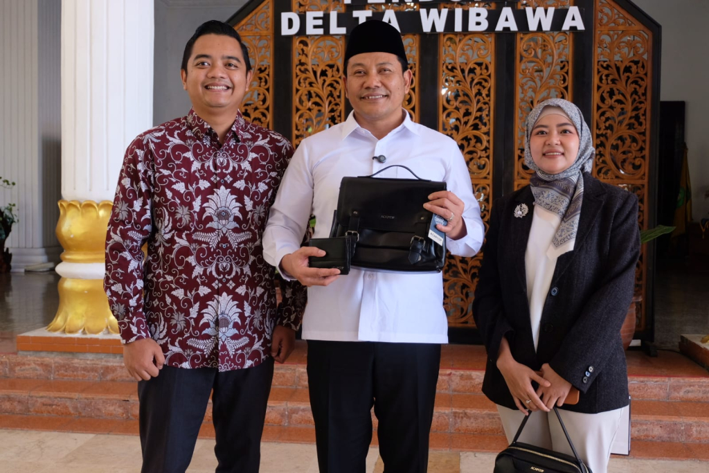 EKSPOR - Bupati Sidoarjo Subandi mengapresiasi produk kerajinan kulit lokal (Acapcop) Sidoarjo mengukir prestasi mengagumkan di kancah internasional dengan unjuk gigi di ajang bergengsi di Paris Fashion Week Oktober saat audiensi di Pendopo Delta Wibawa,