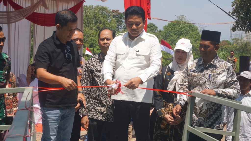 RESMIKAN - Bupati Sidoarjo Subandi bersama tokoh masyarakat meresmikan destinasi Wisata Wringin Asri di bekas Tempat Pembuangan Sampah (TPS) liar Desa Trompoasri, Kecamatan Jabon, Sidoarjo untuk dikembangkan wisata edukasi lingkungan, Kamis (27/08/2026).
