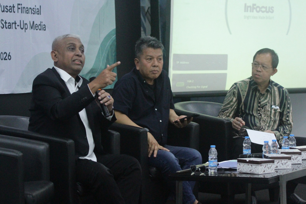 DIALOG - Assoc Prof Ahmad Riyadh UB, PhD memaparkan beberapa materinya di acara Dialog Nasional usai Pengukuhan Pokja News Room Jaga Desa SMSI Provinsi Jatim, Jateng, Jabar, Bengkulu dan Sumatera Selatan di Hall Dewan Pers, JL Kebon Sirih, Jakarta, Kamis