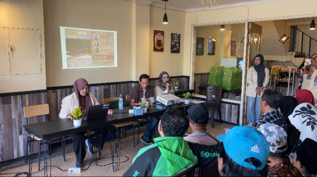 ABDIMAS - Tim Pengabdian Kepada Masyarakat (Abdimas) Fakultas Ekonomi dan Bisnis (FEB) Universitas Wijaya Kusuma Surabaya (UWKS) menyampaikan digitalisasi laporan keuangan UMKM di Ruang Ngopi Bekopi’tj Rabu (26/8/2026) kemarin.