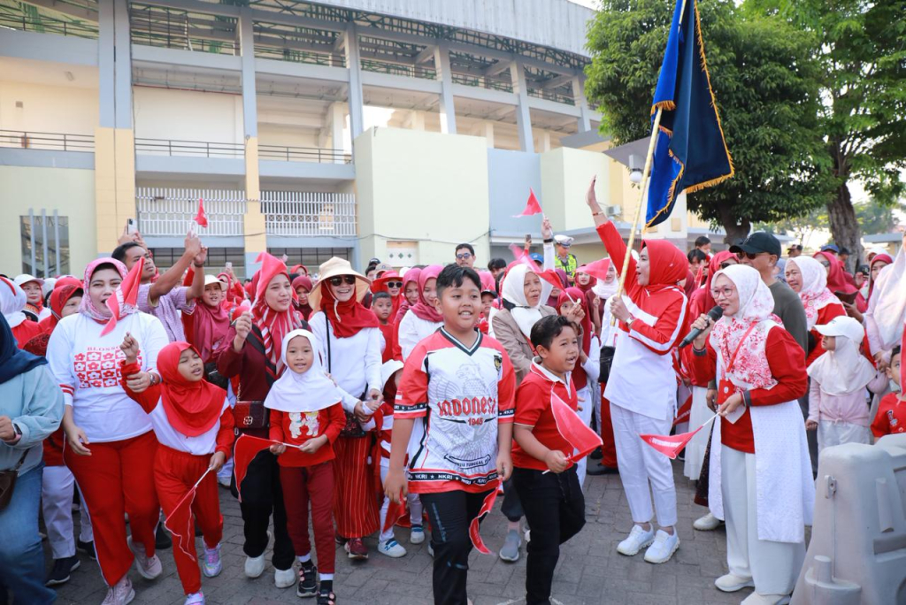 HUT RI - Wakil Bupati Sidoarjo Mimik Idayana saat menghadiri puncak Gebyar HUT ke 81 RI yang digelar TPI Sabilillah di area Parkir Barat Stadion Gelora Delta Sidoarjo (GDS) meneguhkan komitmennya pembangunan Sidoarjo dengan konsep pentahelix, Sabtu (29/08