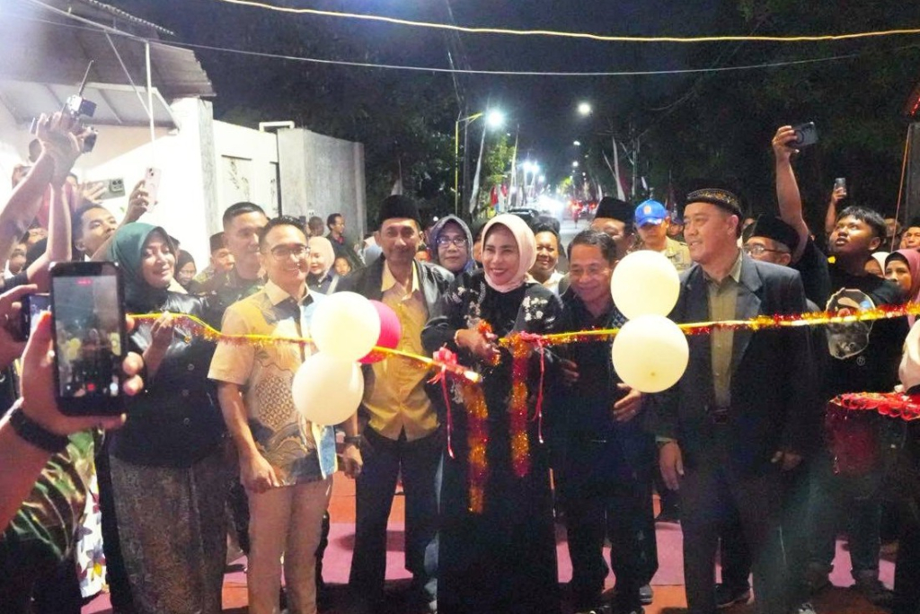 RESMIKAN - Wabup Sidoarjo Mimik Idayana meresmikan gapura megah berdiri kokoh setinggi 5 meter dengan lebar 4,25 meter di Dusun Balong Pandan, Desa Jogosatru, Kecamatan Sukodono, Sidoarjo, Sabtu (29/08/2026) malam.