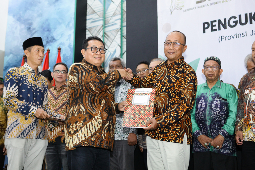 KUKUHKAN - Ketua Umum SMSI Pusat Firdaus mengukuhkan Pokja Newsroom Jaga Desa penuh kemeriahan dan tetap khidmat melibatkan lima provinsi, yakni Jawa Timur, Jawa Tengah, Jawa Barat, Bengkulu dan Sumatera Selatan di Jakarta, Jumat (28/08/2026) kemarin.