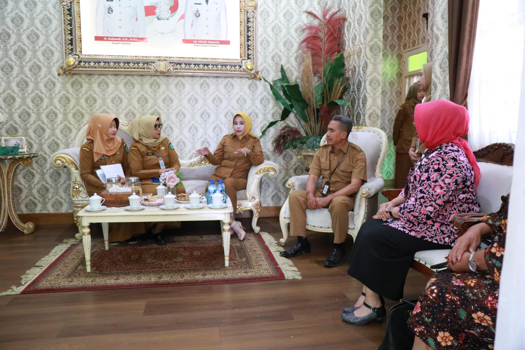 AUDIENSI - Wabup Sidoarjo Mimik Idayana saat audiensi dengan pengurus Forum Partisipasi Publik untuk Kesejahteraan Perempuan dan Anak (PUSPA) Gayatri di Rumah Dinas Wabup, Senin (31/08/2026).