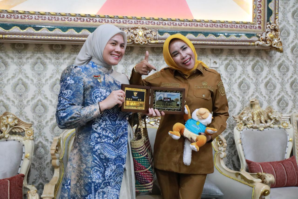 KUNJUNGAN - Wakil Bupati Wabup Sidoarjo Mimik Idayana menerima kunjungan audiensi Wakil Wali Kota Banjarmasin Ananda Krista Algani, di Rumah Dinas Wakil Bupati Sidoarjo untuk membahas kerjasama pengembangan UMKM, Senin (31/08/2026).