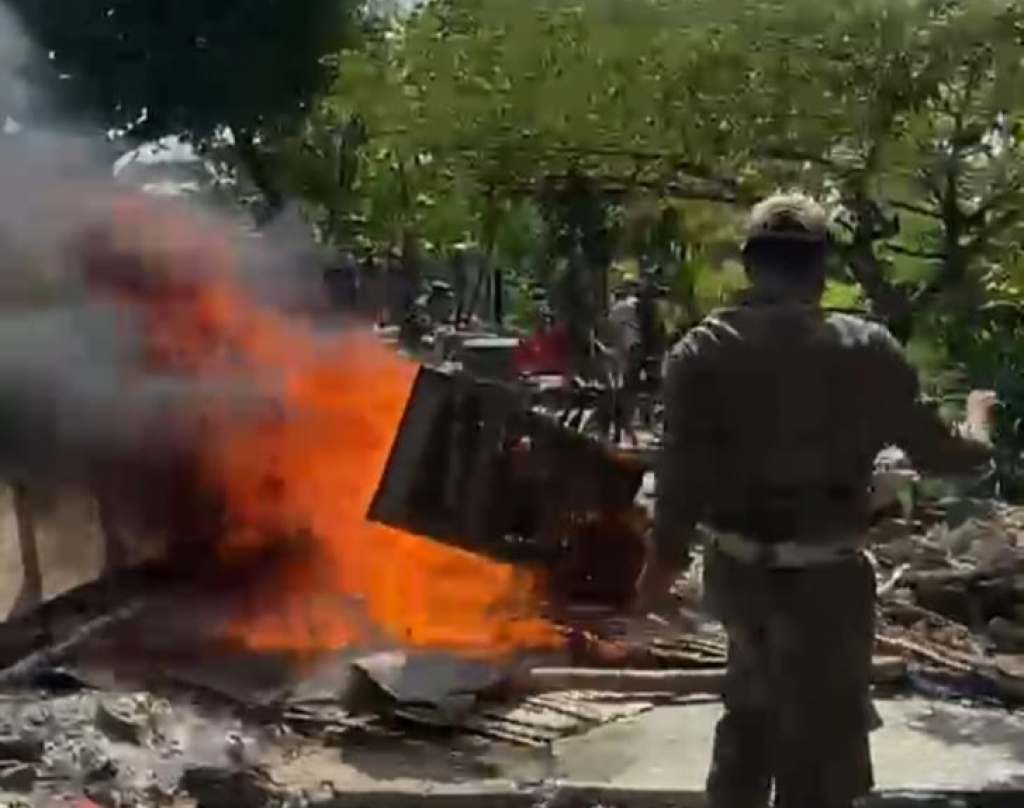 RATAKAN - Petugas Satpol PP Pemkab Sidoarjo meratakan belasan gubuk liar yang digunakan WTS melayani seks bebas di kawasan Krengseng, Kelurahan Tambakkemerakan, Kecamatan Krian, Sidoarjo, Senin (03/08/2026).