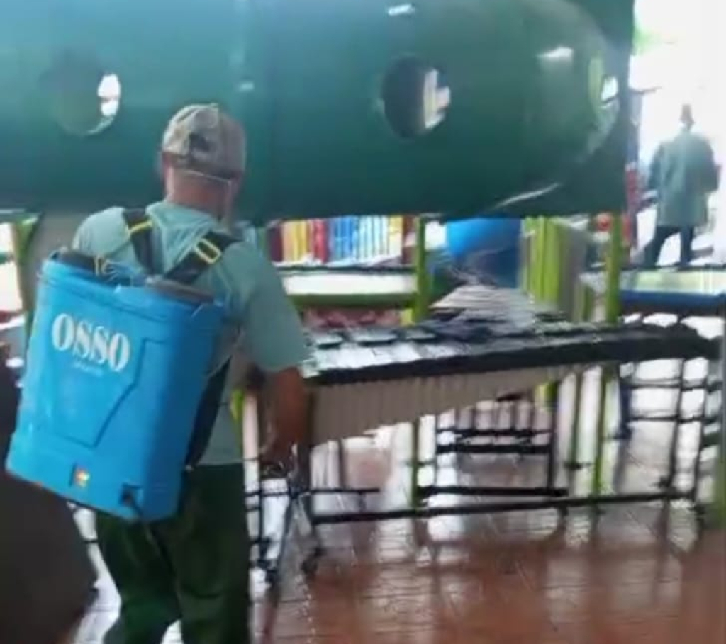 ULAT - Petugas DLHK Pemkab Sidoarjo melaksanakan penyemprotan lingkungan TK Aisyiyah Bustanul Athfal 1 Pucanganom, JL Raden Patah, Kecamatan Sidoarjo yang digegerkan kemunculan kawanan ulat di sejumlah titik di area sekolah, Senin (03/08/2026).