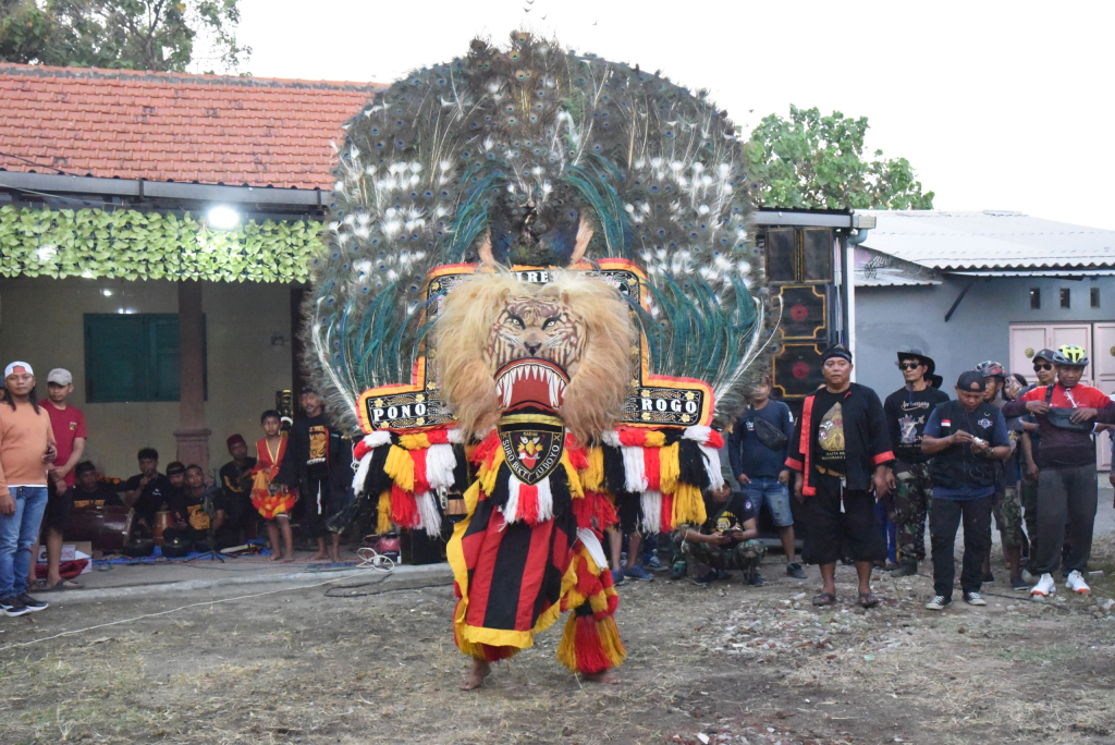 PUNCAK - Lapangan dan jalanan Dusun Kendal, Desa Bakung Pringgodani, Kecamatan Balongbendo mendadak riuh dan spektakuler berbagai elemen masyarakat tumpah ruah merayakan Malam Puncak Liga Jawara 2026, Minggu (30/08/2026) malam.