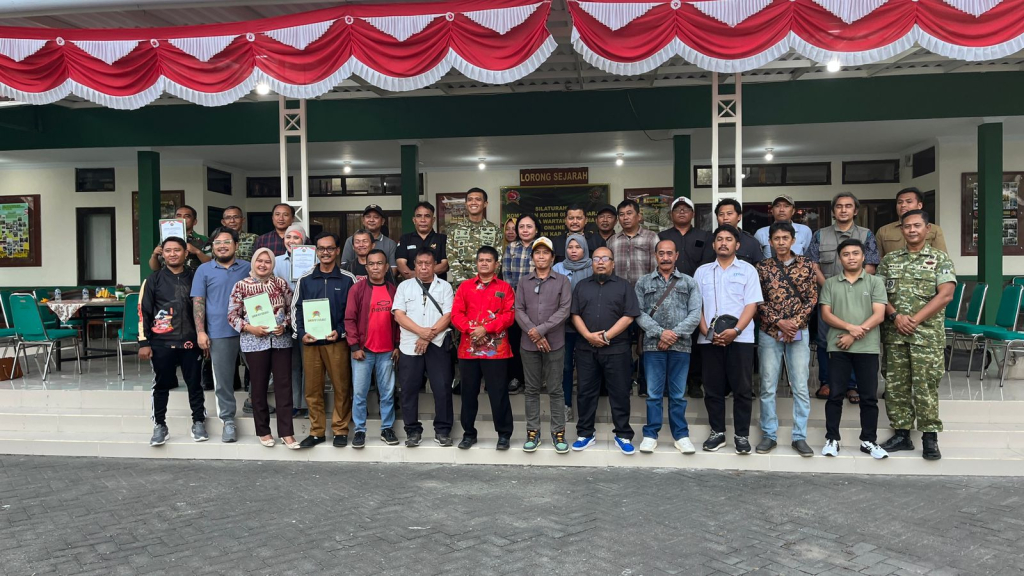 SILATURRAHMI - Suasana hangat dan penuh keakraban mewarnai Aula Makodim 0816 Sidoarjo saat Komandan Kodim (Dandim) 0816 Sidoarjo, Letkol Inf Abraham Prihadi bersilaturahmi bersama awak media massa dan para konten kreator Media Sosial (Medsos), Selasa (01/