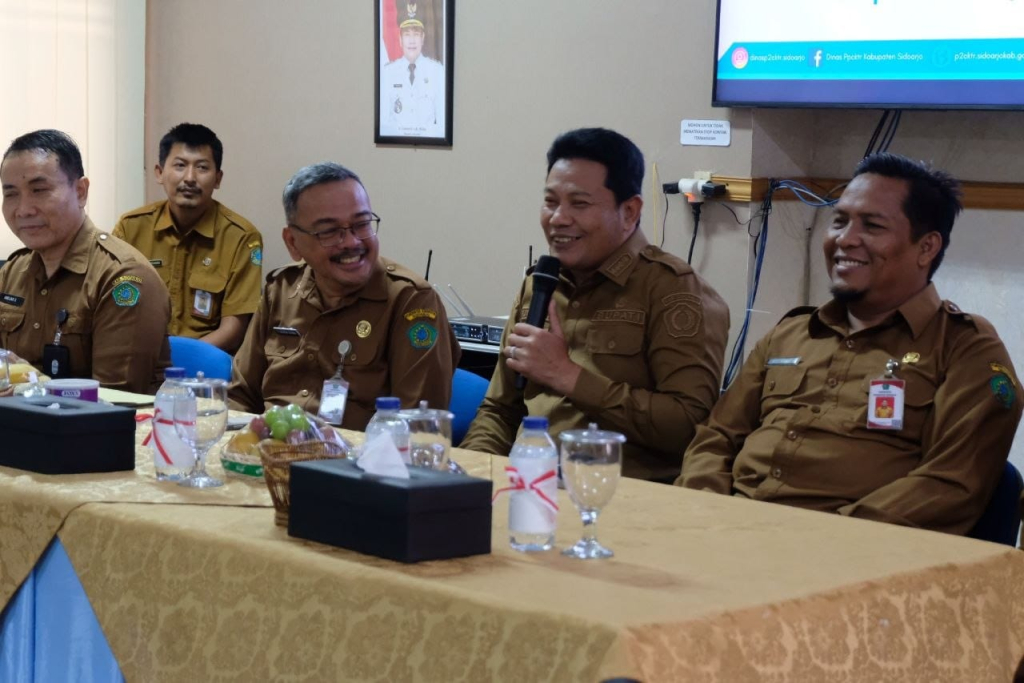 RAKOR - Bupati Sidoarjo Subandi melangkah cepat menggelar rakor memastikan pembangunan melaju pesat tanpa mengorbankan kualitas pelayanan publik di Dinas Perumahan, Permukiman, Cipta Karya, dan Tata Ruang (P2CKTR) Sidoarjo, Selasa (01/09/2026).