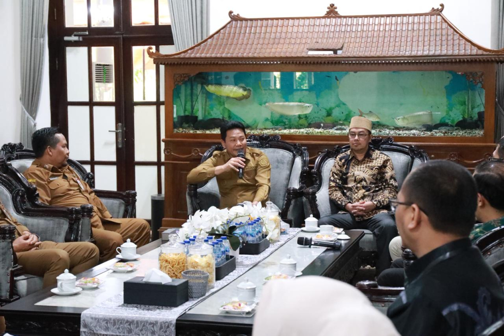 SINERGI - Bupati Sidoarjo Subandi menjalin sinergi strategis dengan PT Bank Rakyat Innovation (Persero) Tbk (BRI) untuk memperluas pembayaran digital pajak (retribusi daerah) dan menggenjot Pendapatan Asli Daerah (PAD) saat pertemuan di Pendopo Delta Wiba