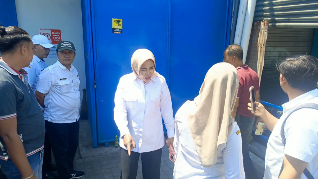 SIDAK - Wabup Sidoarjo Mimik Idayana menggelar Sidak ke dapur SPPG Desa Kalitengah, Kecamatan Tanggulangin yang diduga sebagai pemasok menu MBG untuk ratusan santri yang keracunan massa hingga dirawat di beberapa rumah sakit, Rabu (02/09/2026).