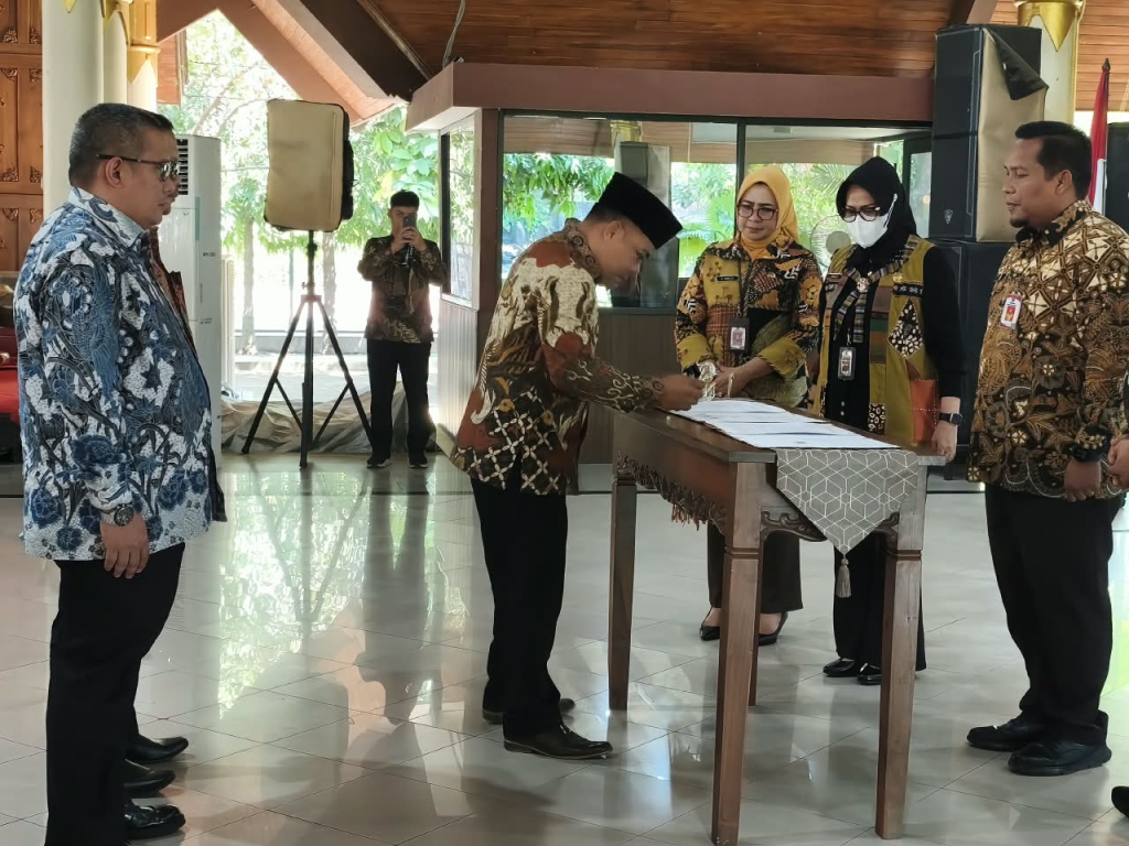 LANTIK - Plt Sekda Sidoarjo M Ainur Rahman melantik tiga direksi Perumda Delta Tirta Sidoarjo di Pendopo Delta Wibawa Sidoarjo, Kamis (03/09/2026).