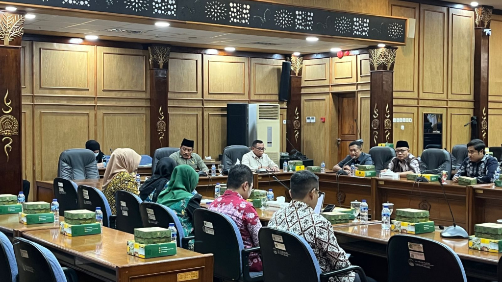HEARING - Pimpinan dan anggota Komisi B dan D DPRD Sidoarjo menggelar hearing bersama Dinkes dan Dikbud soal ratusan santri keracunan tanpa dihadiri perwakilan SPPG dan BGN di ruang paripurna DPRD Sidoarjo, Kamis (03/09/2026). Prapanca Biru Mahasurya