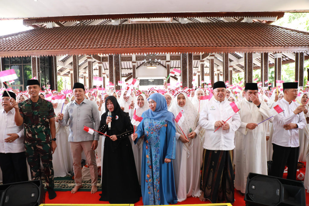 DOA BERSAMA - Bupati Sidoarjo Subandi menyapa ribuan jamaah Al Yasmin di acara Dzikir, Doa Bersama dan Sholawat yang berlangsung khidmat bersama Gubernur Jatim Khofifah Indar Parawansa di Pendopo Delta Wibawa, Sabtu (05/09/2026).