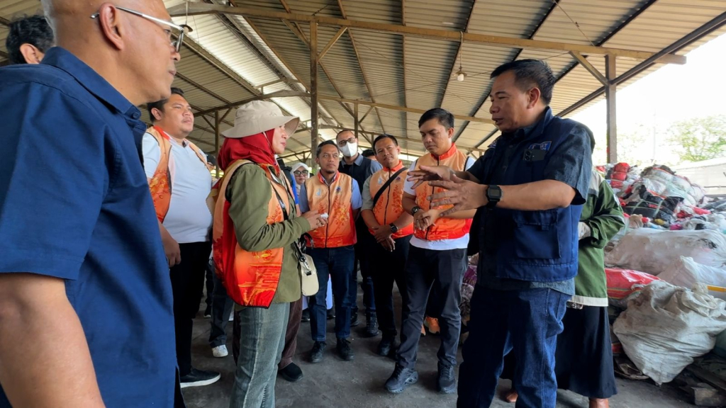 TIRU - Rombongan Pemkot Jakarta Barat dipimpin Wali Kota Iin Mutmainnah studi tiru ke Sidoarjo untuk mempelajari strategi pengolahan sampah dari sumber hingga penerapan inovasi Teknologi Eco Lindi di TPST Kalojaten dan TPA Jabon, Jumat (04/09/2026).