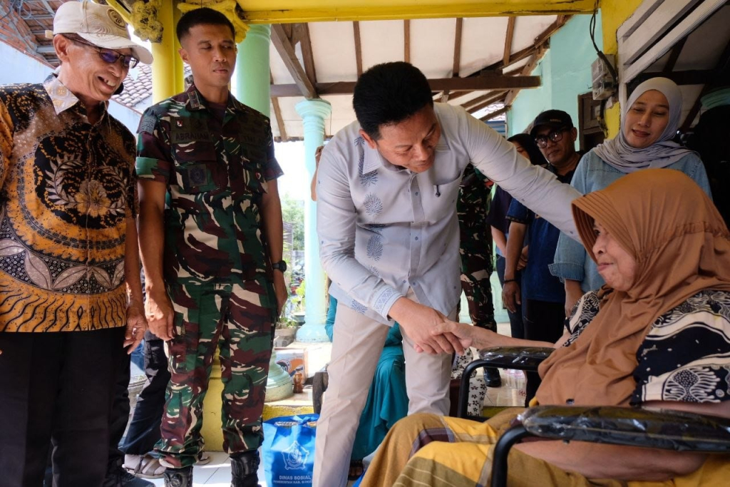 SERAHKAN BANTUAN - Bupati Sidoarjo Subandi menyerahkan bantuan kursi roda untuk tiga warga Desa Pilang dan Desa Wonokasian, Kecamatan Wonoayu, Sidoarjo dengan memanfaatkan libur akhir pekan, Sabtu (05/09/2026).
