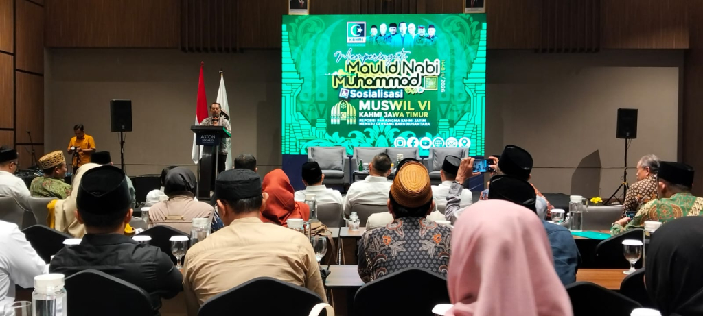 SAMBUTAN - Kordinator Presidium MW KAHMI Jatim Dr Agus Mahfud Fauzi memberi sambutan di acara peringatan Maulid Nabi Muhammad SAW sekaligus Sosialisasi Musyawarah Wilayah (Muswil) VI KAHMI Jatim di Aston Hotel, Sidoarjo, Minggu (06/09/2026) malam.