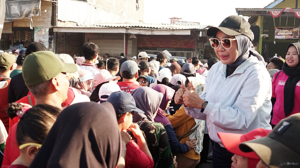 BERANGKATKAN - Ketua Tim Penggerak (TP) PKK Kabupaten Sidoarjo dr Sriatun Subandi memberangkatkan ribuan peserta Gebyar Jalan Sehat di Lapangan Desa Pabean, Kecamatan Sedati, Sidoarjo, Minggu (06/09/2026) pagi.