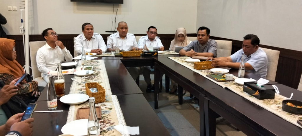 RILIS - Ketua Fraksi Partai Gerindra DPRD Sidoarjo Ahmad Muzayyin memimpin pers rilis menanggapi hasil survei ARCI soal menurunnya tren kepuasan publik kepemimpinan Bupati dan Wabup Sidoarjo Subandi - Mimik di Ratabata Kafe, Sidoarjo, Senin (07/09/2026).