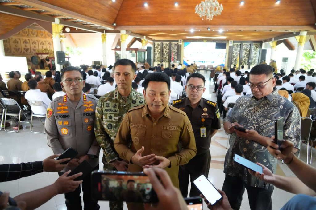BENTUK SATGAS - Bupati Sidoarjo Subandi memimpin Rapat Koordinasi Bersama Forkopimda, Forkopimka serta seluruh Koordinator Wilayah SPPG se-Kabupaten Sidoarjo dan KPPG Surabaya sekaligus membentuk Satgas di Pendopo Delta Wibawa, Selasa (08/09/2026).
