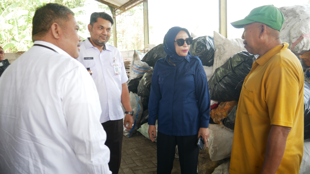 SIDAK - Wabup Sidoarjo Mimik Idayana dibuat terkesan dan mengapresiasi saat Inspeksi Mendadak (Sidak) ke pengelolaan Tempat Pengelolaan Sampah Terpadu (TPST) Desa Krembung, Kecamatan Krembung, Sidoarjo, Rabu (09/09/2026).