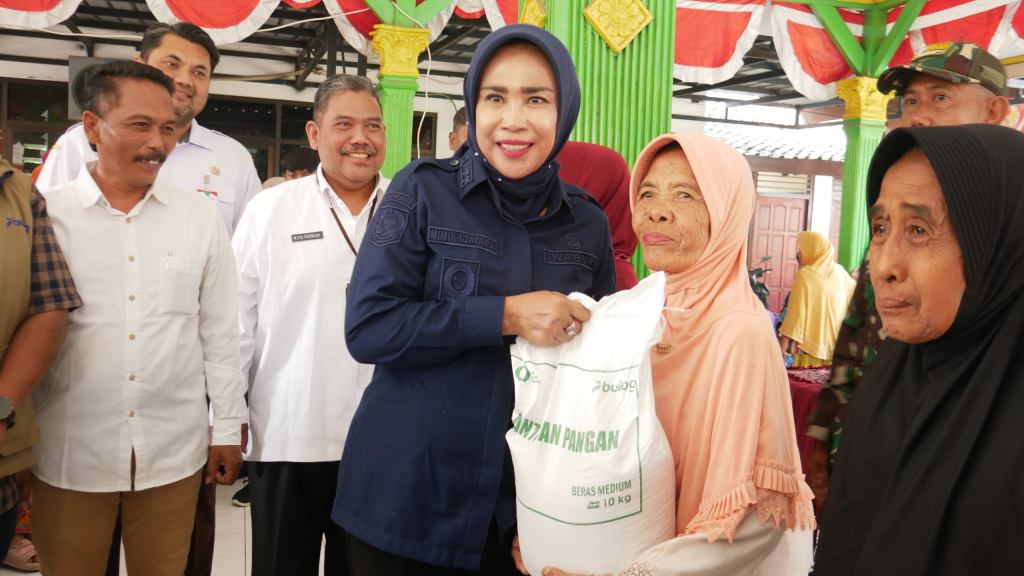 SERAHKAN - Wabup Sidoarjo Mimik Idayana turun langsung mengawal dan menyerahkan penyaluran Bantuan Pangan Beras (BPB) kepada ribuan warga penerima manfaat di dua kecamatan, yakni Tulangan dan Krembung, Rabu (09/09/2026).