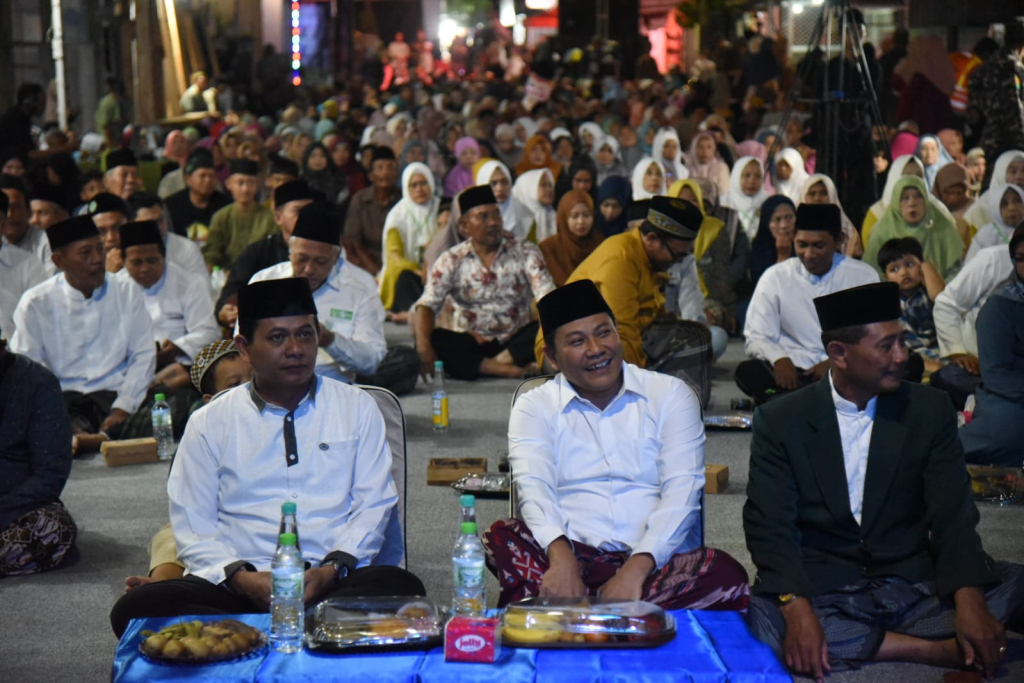 SAMBUTAN - Bupati Sidoarjo Subandi memberi sambutan di acara Peringatan Maulid Nabi Muhammad SAW di Mushola Nurul Huda, Desa Kwangsan, Kecamatan Sedati dengan mengumumkan serangkaian proyek strategis yang segera direalisasikan, Rabu (09/09/2026) malam.
