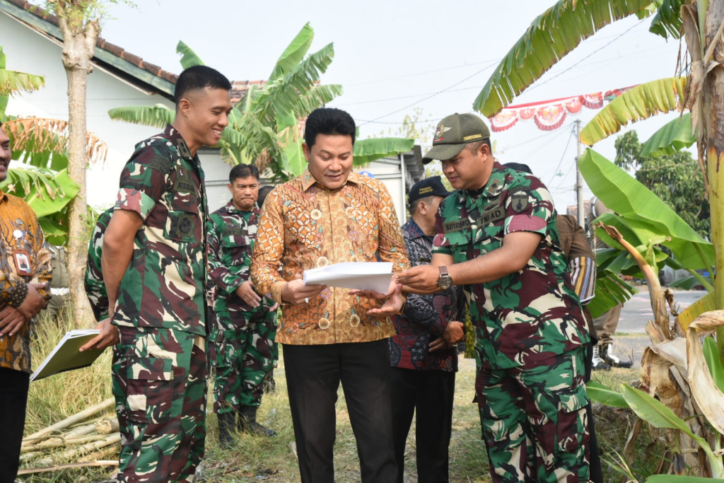PRODUKTIF - Bupati Sidoarjo Subandi meninjau langsung calon lokasi Pembangunan Kompi Produksi bersama Komandan Kodim (Dandim) 0816/Sidoarjo Letkol Inf Abraham Prihadi di Desa Sawotratap, Kecamatan Gedangan, Kamis (10/9/2026) pagi.