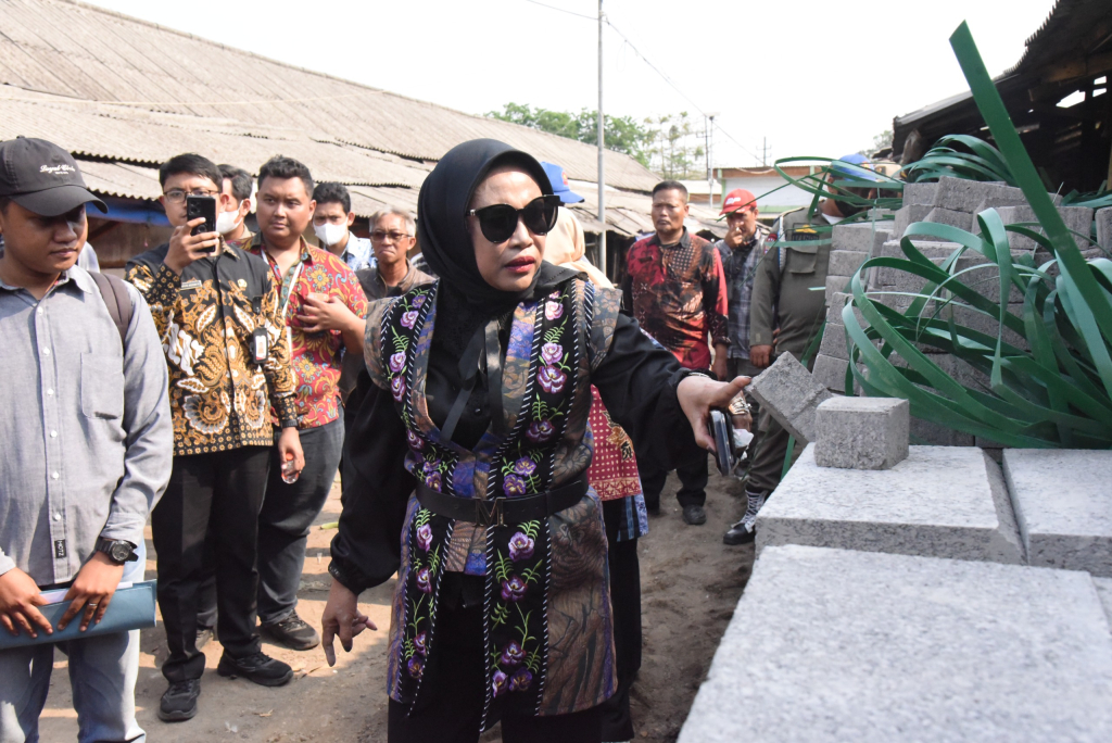 KECEWA - Wabup Sidoarjo Mimik Idayana dibuat geram saat menggelar Inspeksi Mendadak (Sidak) di kawasan proyek Pasar Taman, Kecamatan Taman, Sidoarjo lantaran seluruh unit pekerjaannya lamban dan ada yang belum dikerjakan sama sekali, Kamis (10/09/2026).