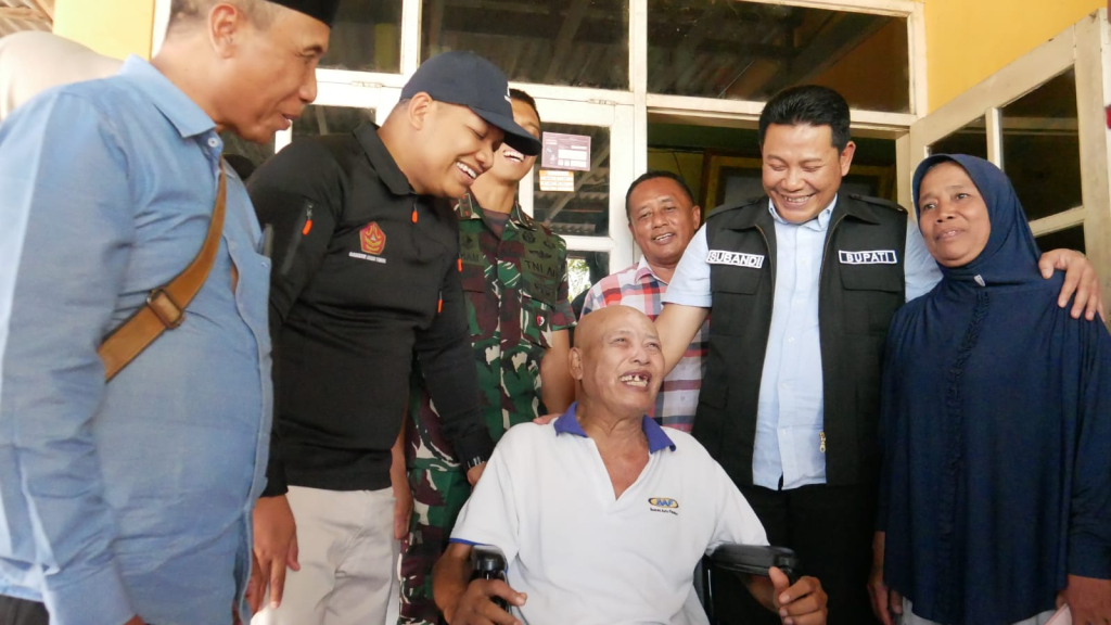 BANTUAN - Bupati Sidoarjo Subandi bersama Ketua Komisi A Rizza Ali Faizin menyerahkan langsung bantuan kursi roda dan program renovasi Rumah Tidak Layak Huni (RTLH) bagi warga di wilayah Kecamatan Krembung dan Prambon, Sabtu (12/09/2026).