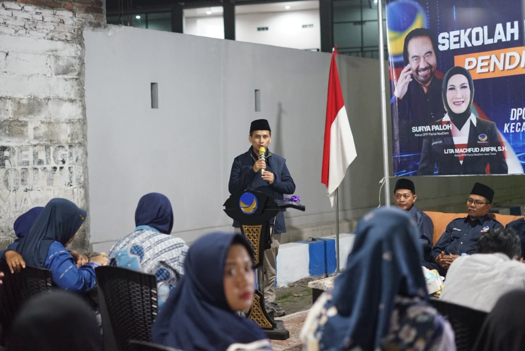 SEKOLAH RESTORASI - DPD Partai NasDem Sidoarjo menguatkan komitmen memperkuat struktur organisasi hingga ke akar rumput dibuktikan DPC Partai NasDem Kecamatan Waru menggelar kegiatan Sekolah Pemimpin Restorasi kemarin.