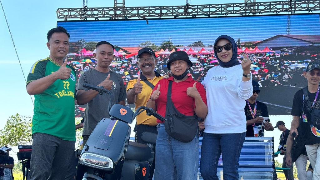 HUT - Puncak Gebyar HUT ke 81 Kemerdekaan Republik Indonesia (RI) berlangsung spektakuler dengan menyajikan parade budaya, bazar UMKM hingga pengundian hadiah menarik di lapangan Desa Grabagan, Kecamatan Tulangan, Minggu (13/09/2026).