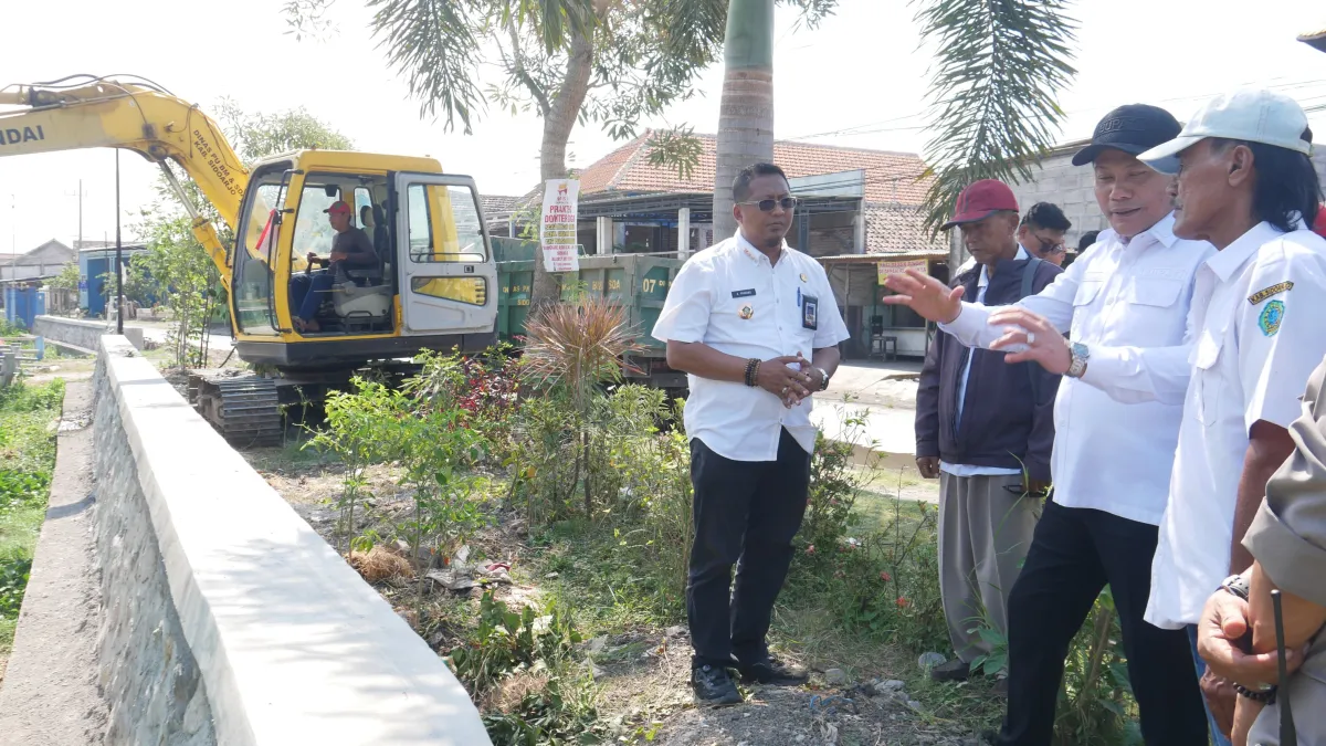 Gercep Antisipasi Musim Hujan, Bupati Subandi Kerahkan 5 Alat Berat Keruk Sungai di Tanggulangin dan Candi