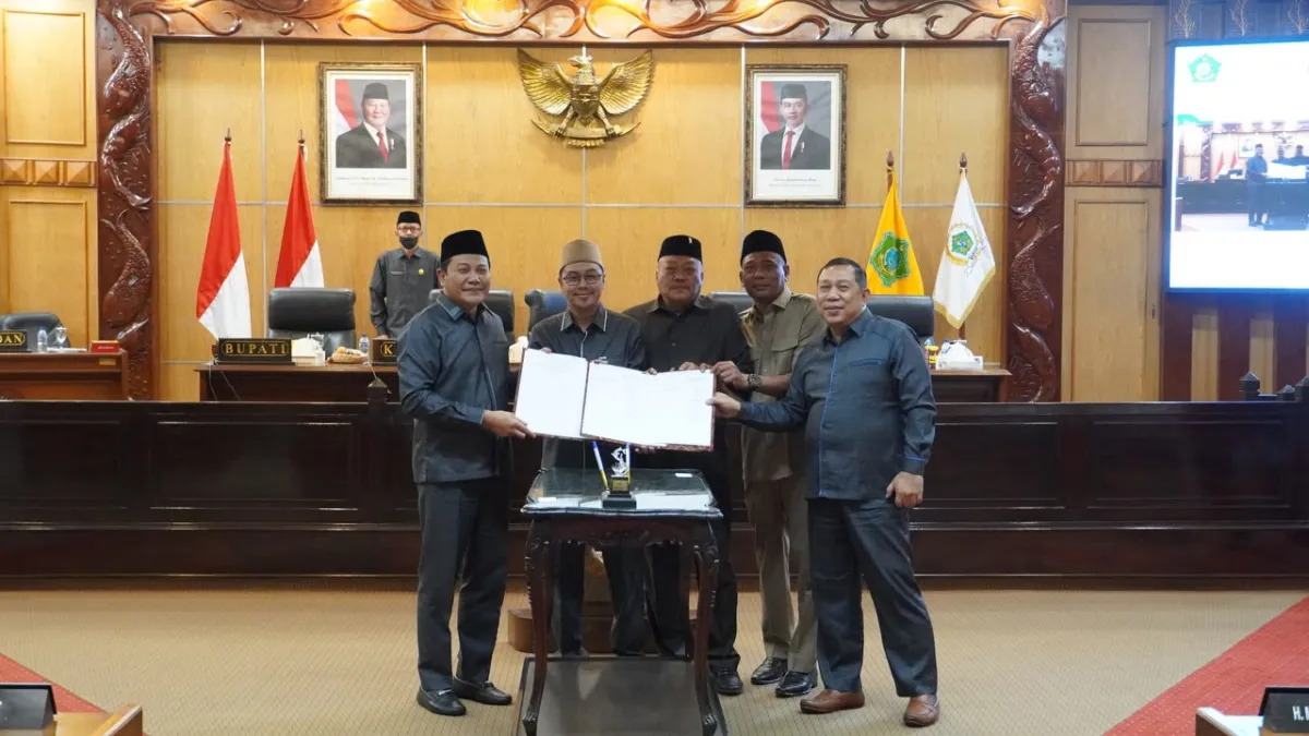 Pacu Pembangunan dan Ketertiban, Bupati Subandi Serahkan 3 Raperda Strategis ke DPRD Sidoarjo