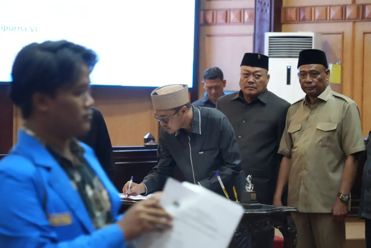 Baca juga : Hujani Sidang Paripurna DPRD Sidoarjo dengan Selebaran, PMII Bagi Surat Terbuka Kritis Desak Penundaan P-APBD 2026