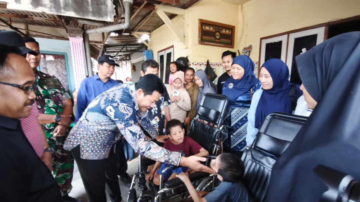 Sapa Warga Banjarbendo hingga Urangagung, Bupati Subandi Serahkan Bantuan Kursi Roda 5 Warga Sidoarjo Kota
