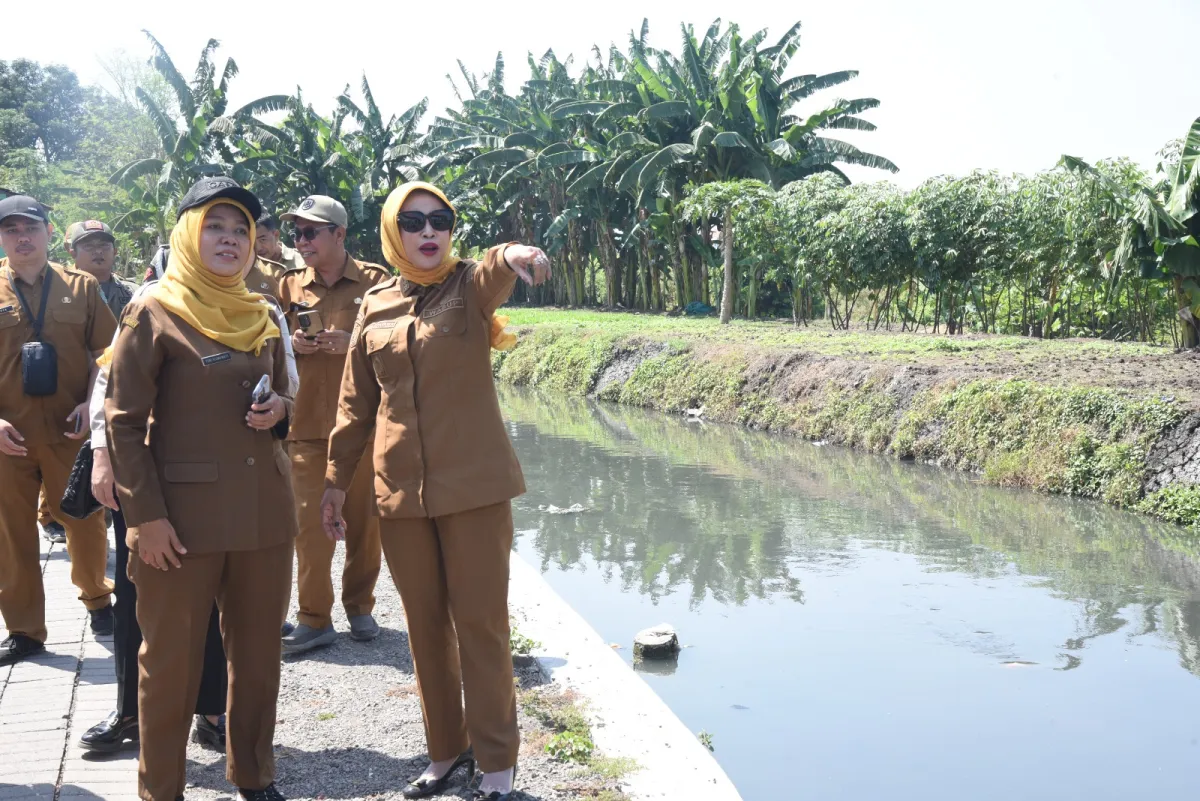 Bebas Banjir dan Limbah Industri, Pemkab Sidoarjo Kerahkan 8 Ekskavator Bersihkan Sungai Candi dan Tanggulangin