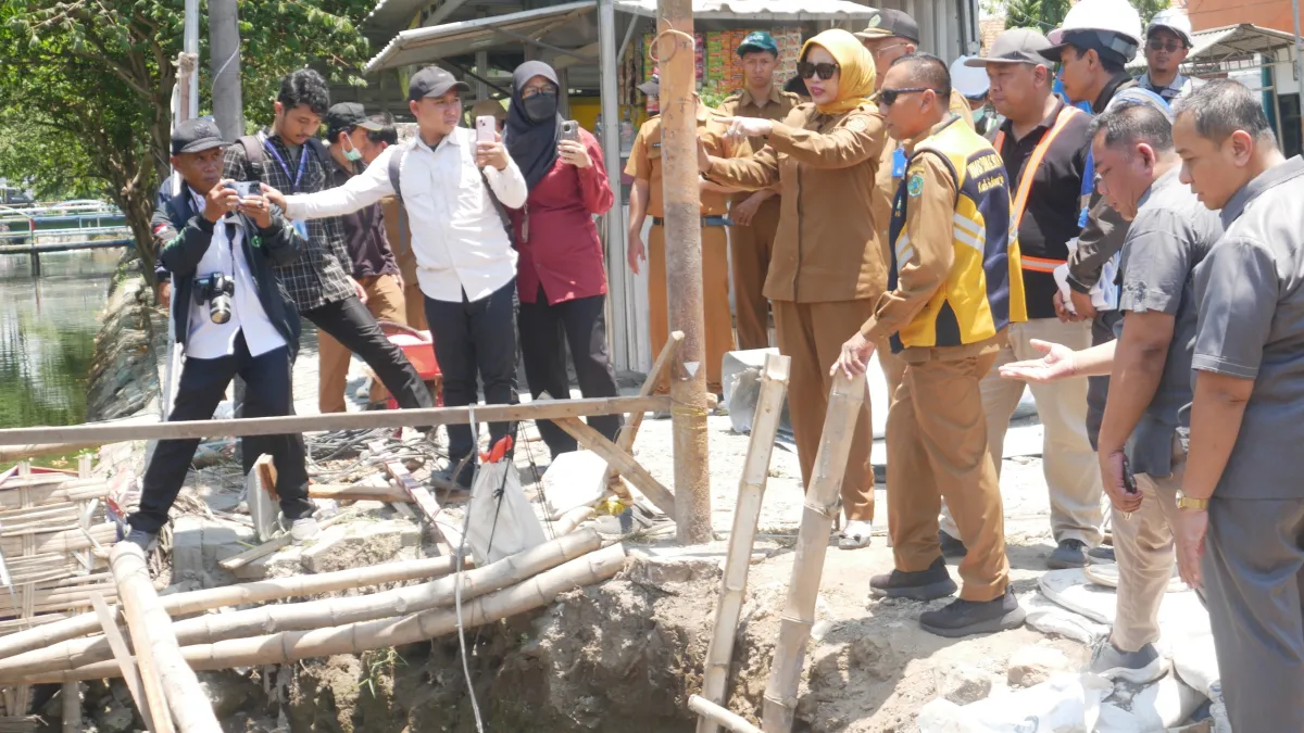Baca juga : Proyek Rp 1,46 Miliar Lamban, Diduga Pakai Besi Tidak Sesuai Spek, Wabup Mimik Semprot Kontraktor Jembatan Candinegoro