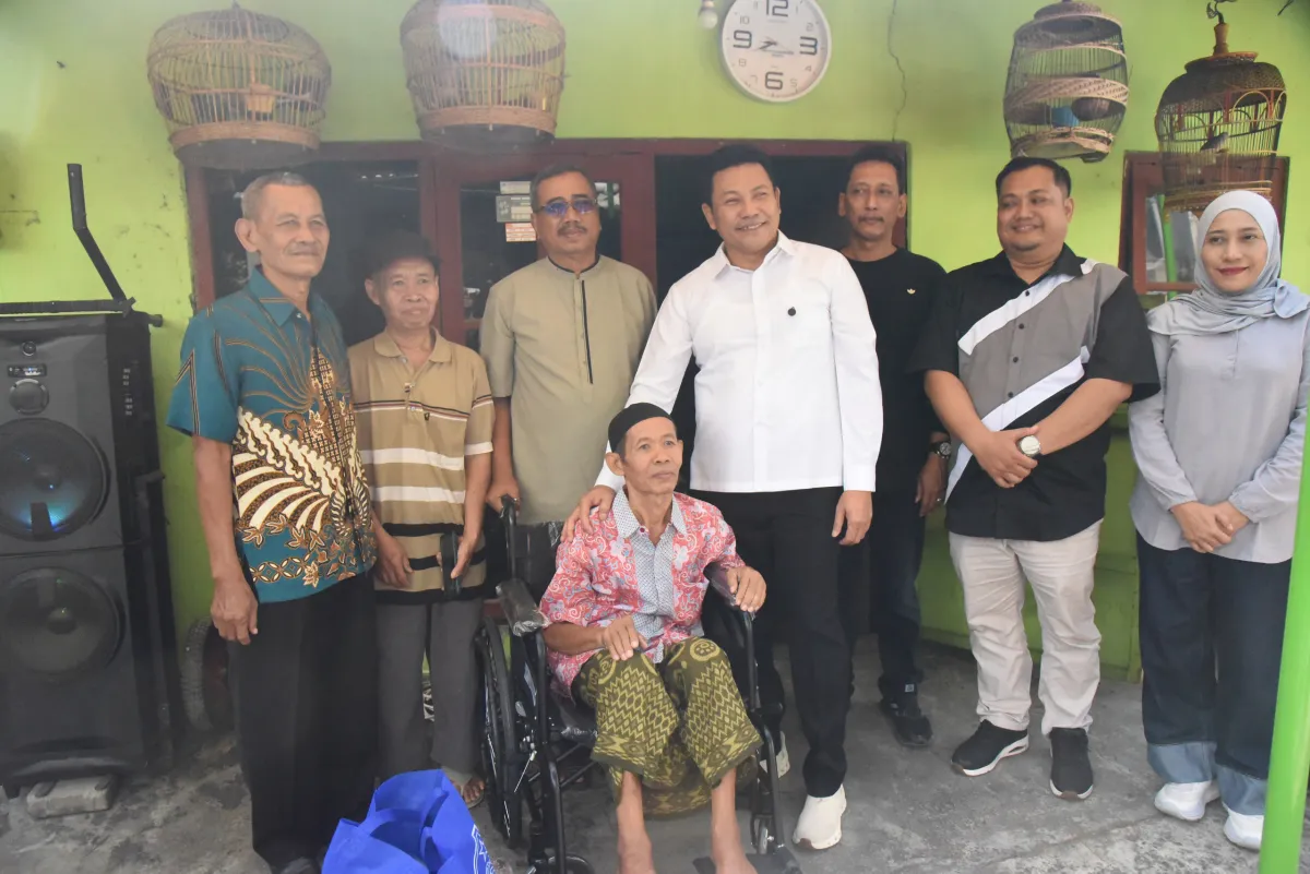 Wujud Nyata Kepedulian, Bupati Subandi Cek Bedah Rumah Tidak Layak Huni, Serahkan Bantuan Kursi Roda di Buduran
