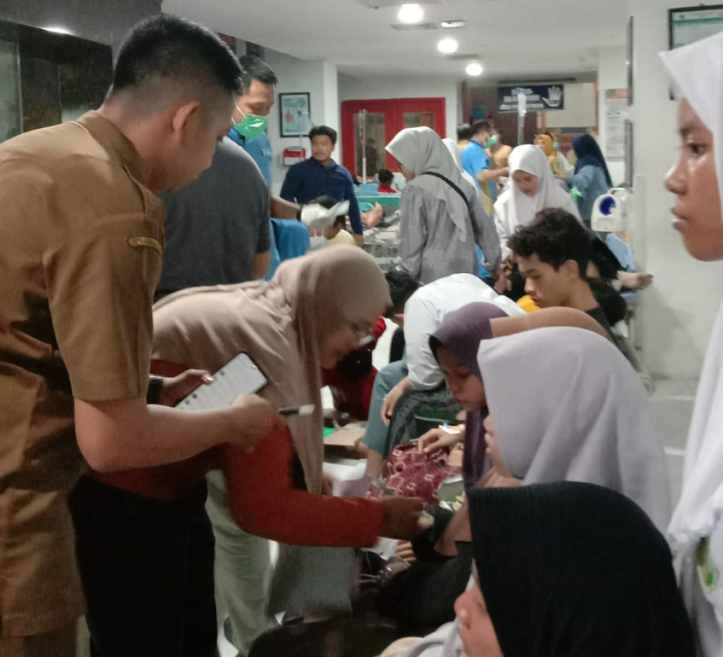 EVAKUASI - Para santri korban keracunan massa di Ponpes dievakuasi ke RSUD RT Notopuro Sidoarjo dan masuk ruang UGD, Selasa (01/09/2026) malam.