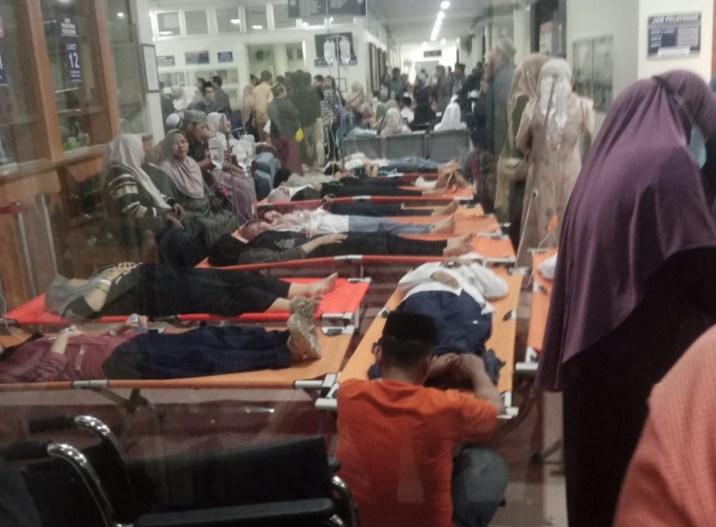 DIRAWAT - Korban keracunan mencapai 203 santri Pondok Pesantren Manba’ul Hikam (Mahika), Desa Putat, Kecamatan Tanggulangin terbanyak dirawat di RSUD RT Notopuro Sidoarjo dari 6 rumah sakit lainnya di Sidoarjo, Selasa (01/09/2026) malam.