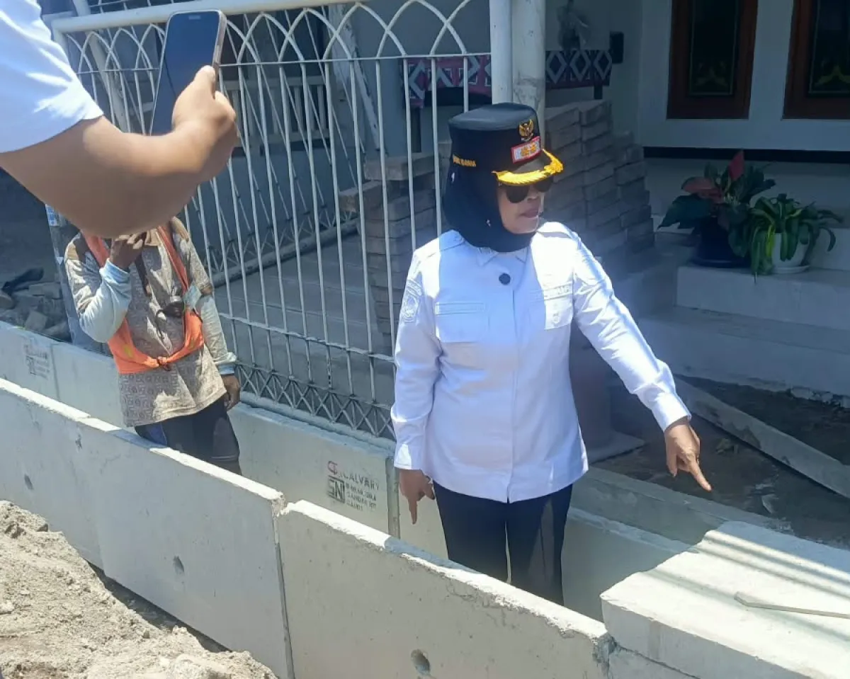 Sidak Proyek Beton Rp 3,3 Miliar di Tanggulangin, Wabup Mimik Senprot Kontraktor Soroti Potensi Banjir Rumah Warga