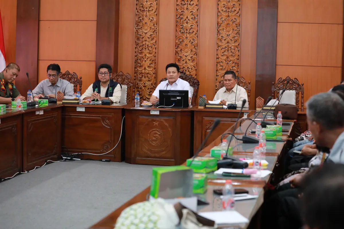 TURUN - Bupati Sidoarjo Subandi menurunkan tarif iuran pedagang (PKL) di kawasan Car Free Day (CFD) dalam Rapat Koordinasi Evaluasi Pelaksanaan CFD di Opsroom Sekretariat Daerah Kabupaten Sidoarjo, Kamis (01/10/2026).