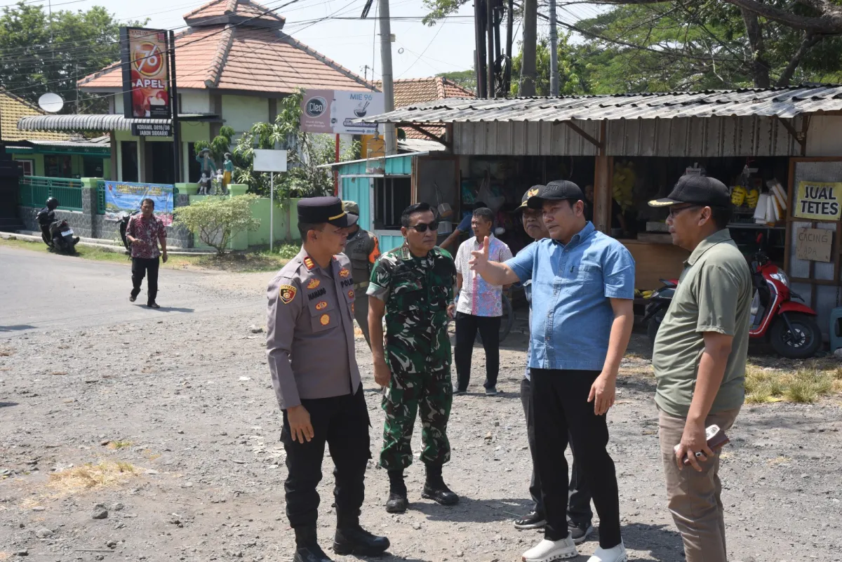 Baca juga : Biar Tidak Perlu Antre Bermanuver, Bupati Subandi Minta Persimpangan Jalan di Depan Polsek Jabon Dilebarkan