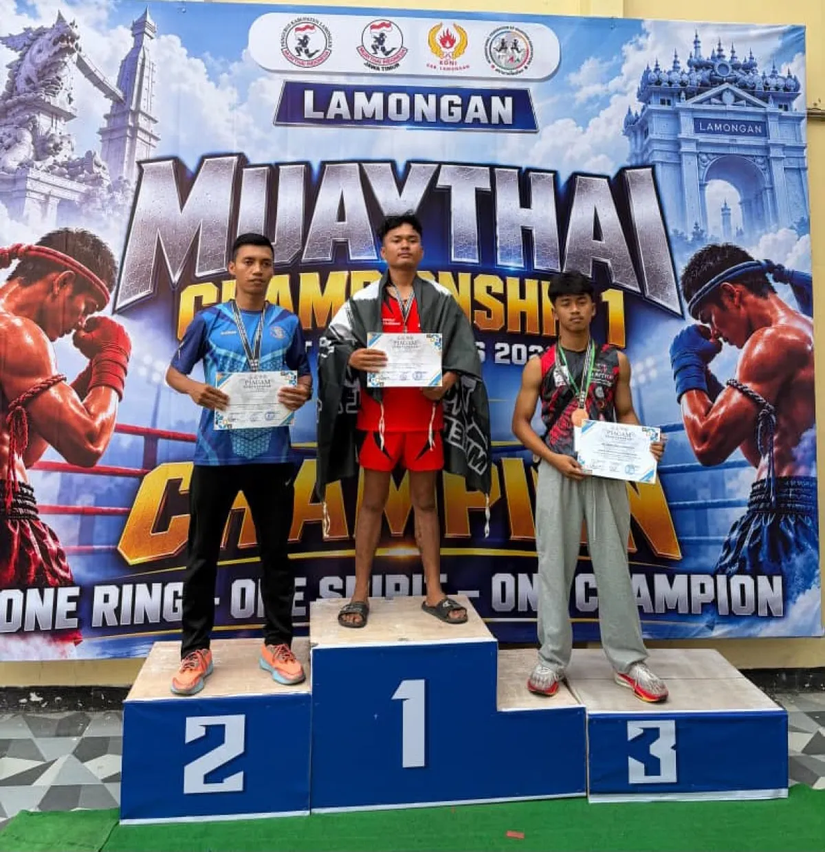 PRESTASI - Prestasi Cabor Muaythai Sidoarjo menunjukkan tren positif kurun waktu sekitar sebulan terakhir atlet-atlet Muaythai asal Sidoarjo berhasil mencatatkan sederet prestasi dari sejumlah kejuaraan menuju Porprov Jatim 2027, Minggu (04/10/2026).