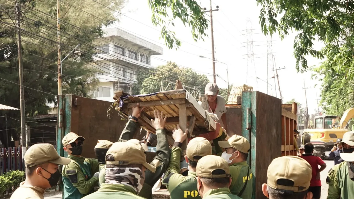 Baca juga : Frontage Road Waru Bebas Bangunan Liar, Satpol PP Sidoarjo Hancurkan Warung-Warung Bandel Kembalikan Fungsi Jalan