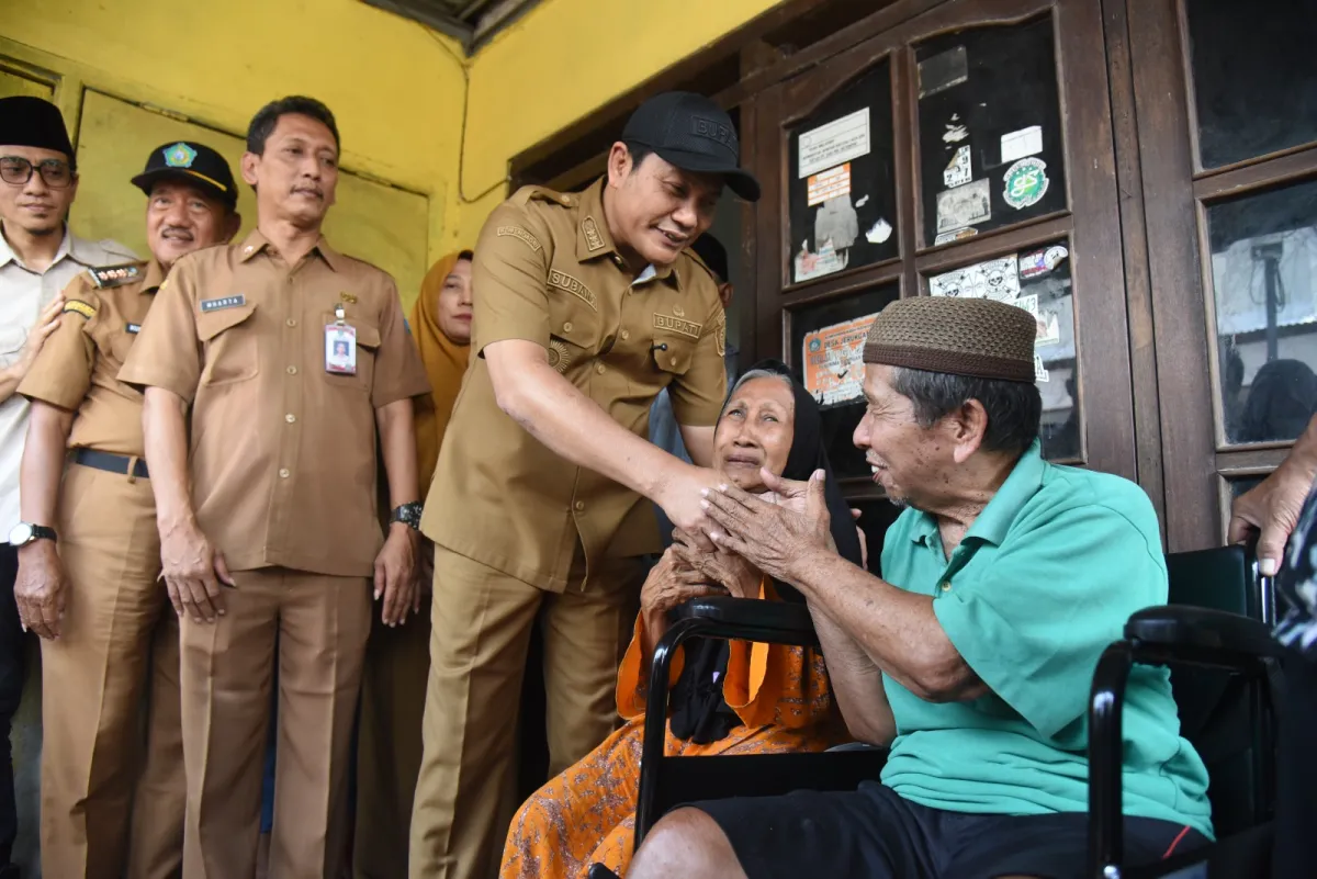 Bupati Subandi Usap Air Mata Keluarga Tak Mampu di Krian dengan Bantuan Kursi Roda dan Perbaikan RTLH