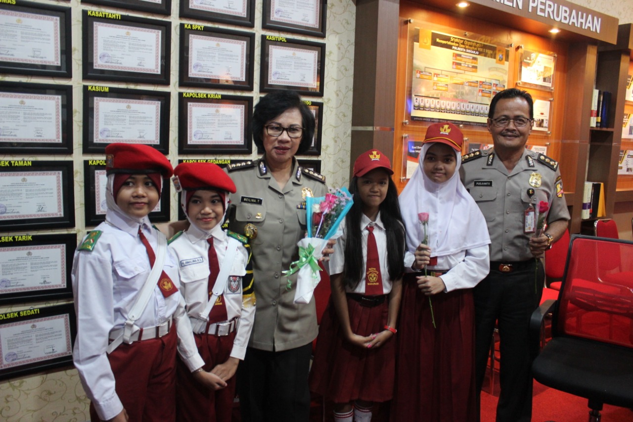 UCAPAN - Sebanyak 30 siswa dan siswi SDN 1 Sidokepung, Kecamatan Buduran, Sidoarjo memberikan ucapan selamat Hari Bhayangkara kepada anggota Polresta Sidoarjo dengan memberikan bunga, Senin (01/07/2019).